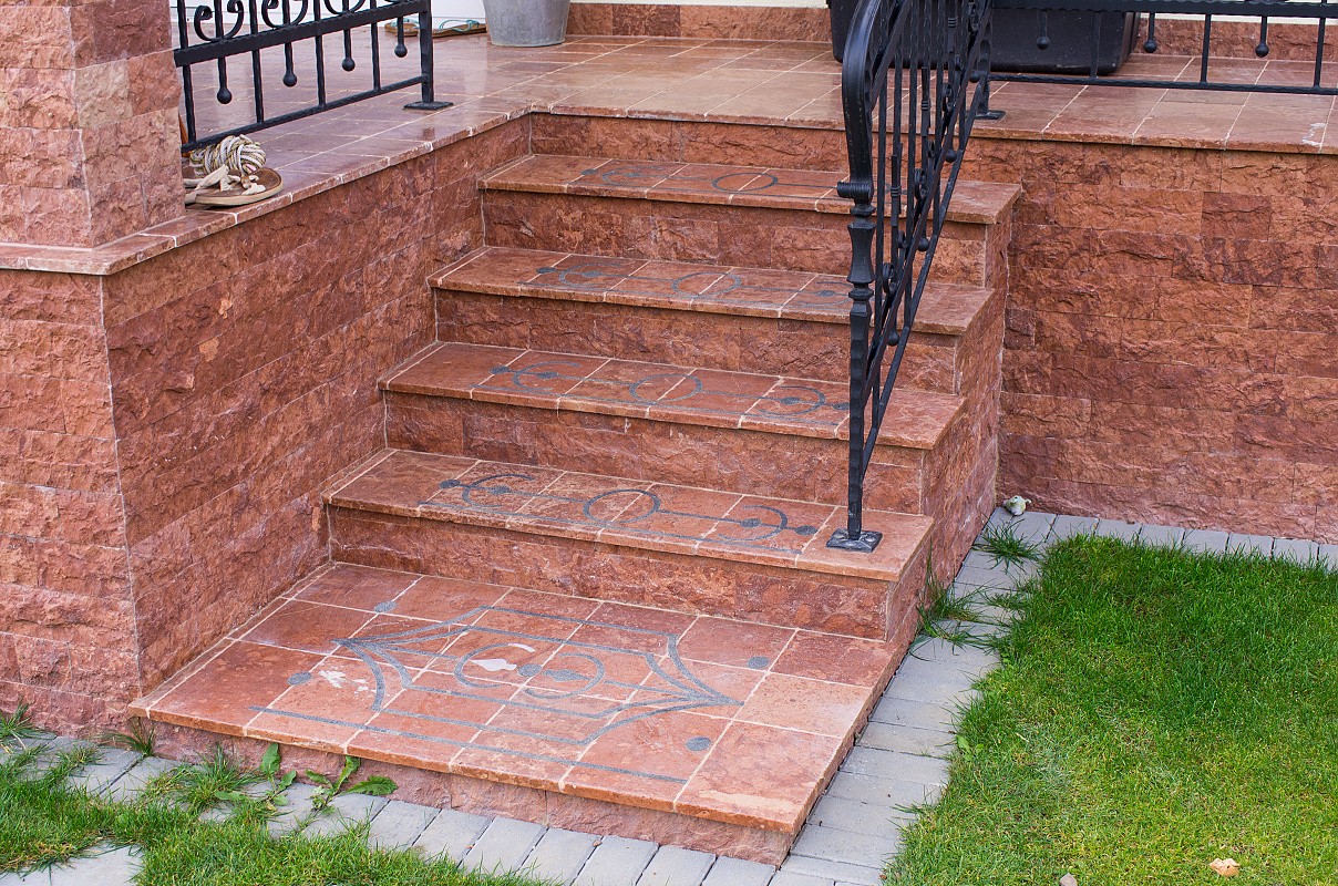 Obklad z kameňa na schody a múrik, kamenná dlažba