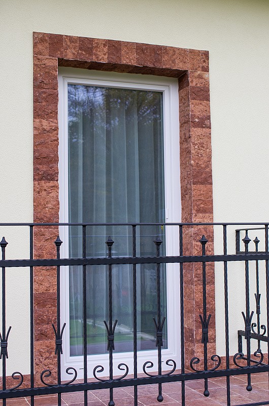 Obklad z kameňa na schody, kamenná dlažba