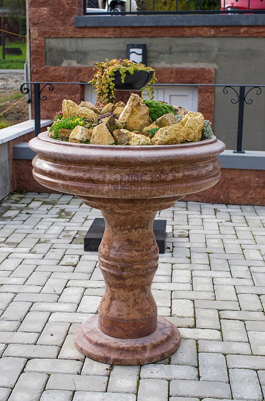 Exteriérový doplnok z kameňa