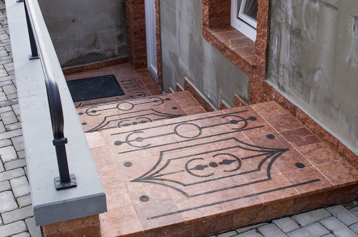 Obklad z kameňa na schody a múrik, kamenná dlažba