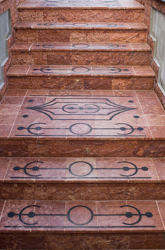 Obklad z kameňa na schody, kamenná dlažba