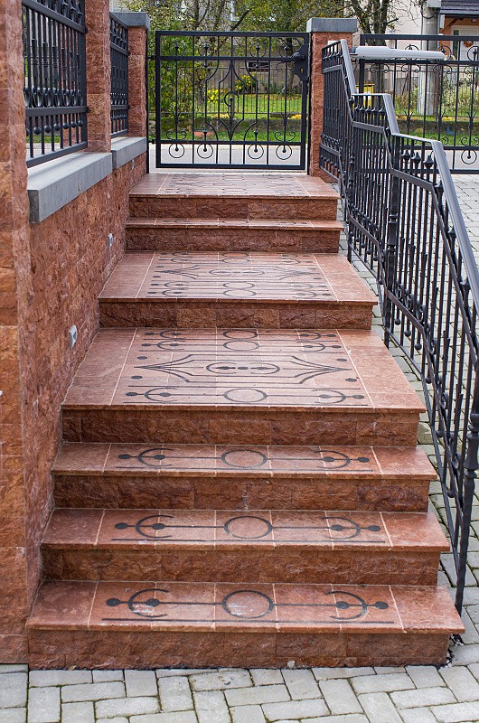 Obklad z kameňa na schody, kamenná dlažba