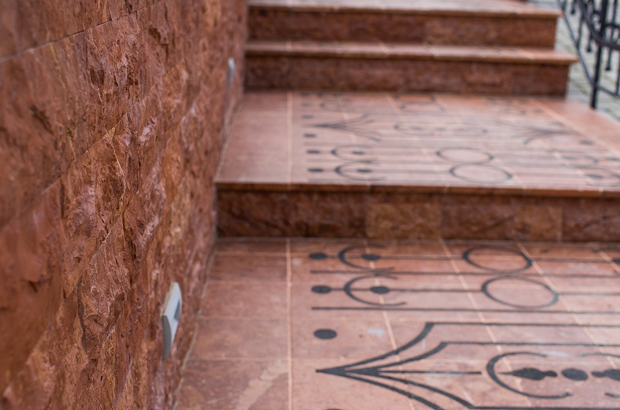 Obklad z kameňa na schody, kamenná dlažba