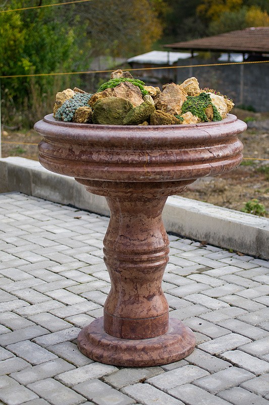 Exteriérový doplnok z kameňa